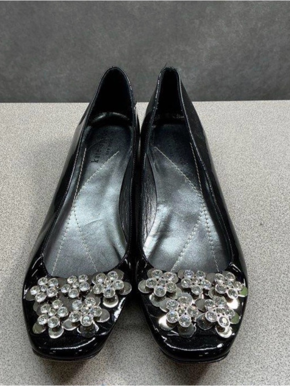 Kate Spade Black Patent Leather Flats w Silver Flowers Forestcore Moody, SZ 7B